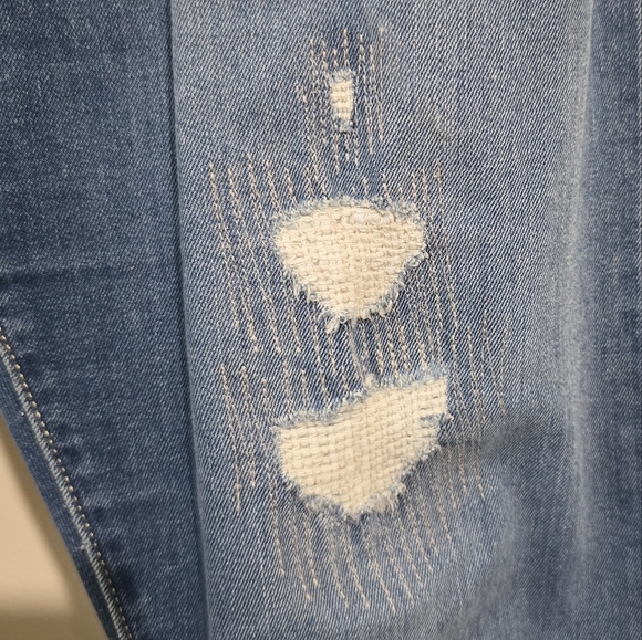 ⭐️40% Off⭐️ Levi's Boyfriend Skinny with Distressed Stitched Patch - Picture 11 of 15